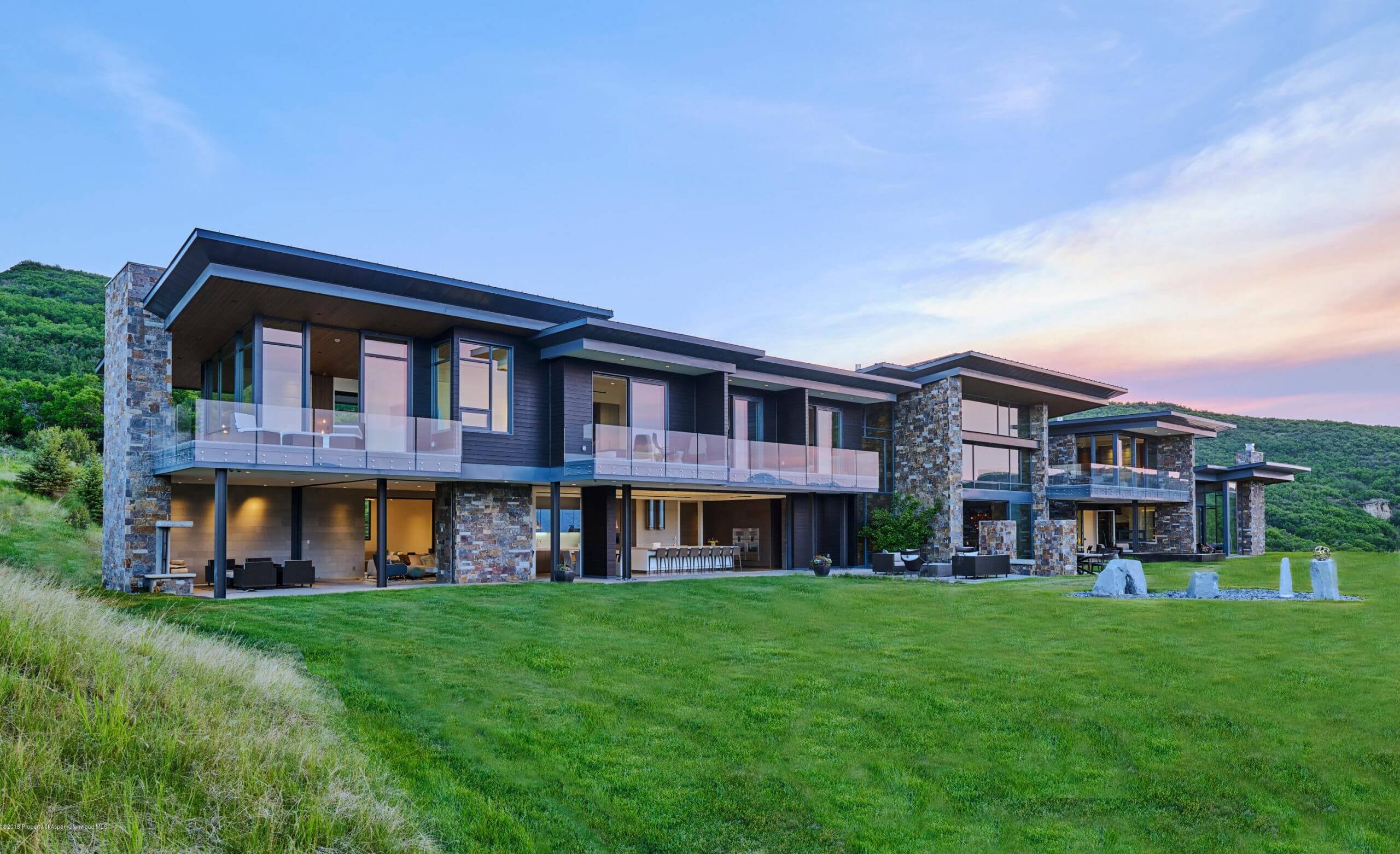 2016 Built Brush Creek Contemporary Home Sells at $13.85MM/$1,306 SF Furn Image