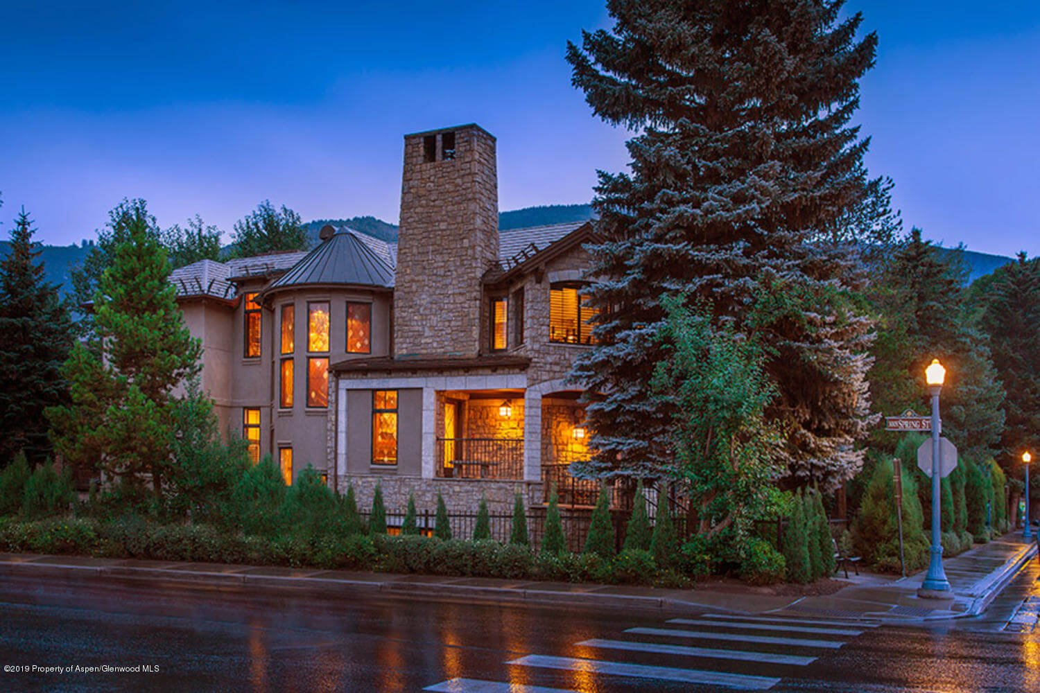 Downtown Aspen: Bell Mtn Townhome Sells for $10.2M/$2,344 SF Partially Furnished Image