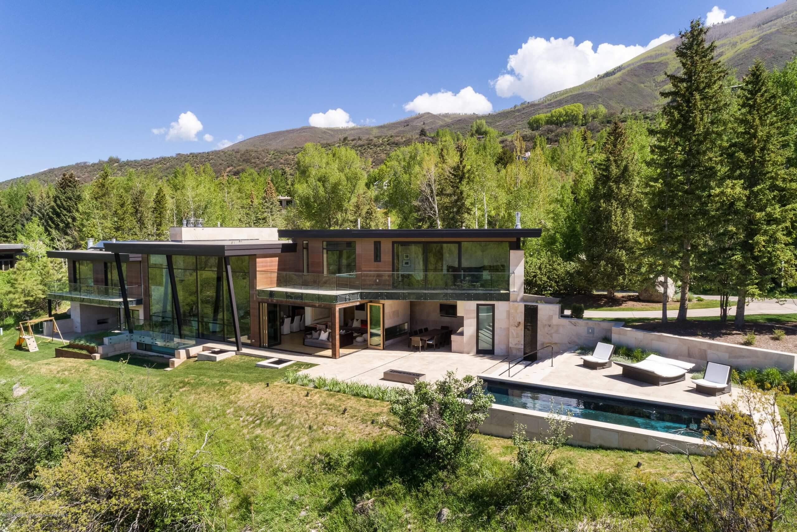 Red Mountain 2015 Contemporary at 720 Willoughby Way Closes at $27M/$3,090 SF Unfurn. Image