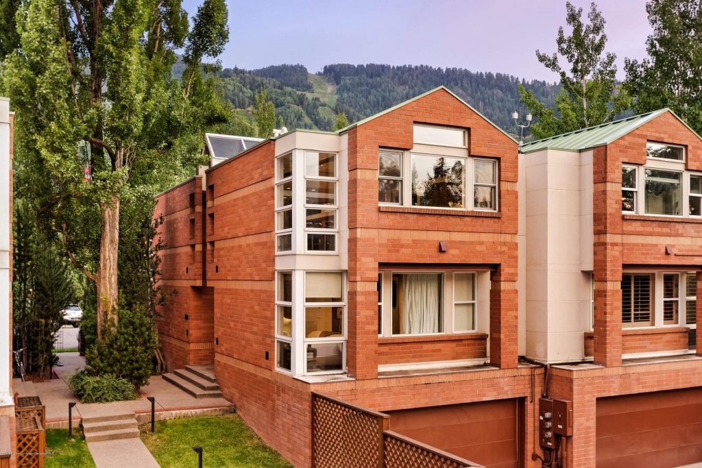 706 E Hyman Townhome in Aspen Core Sells at $7.67M/$2,968 SF Furn Image
