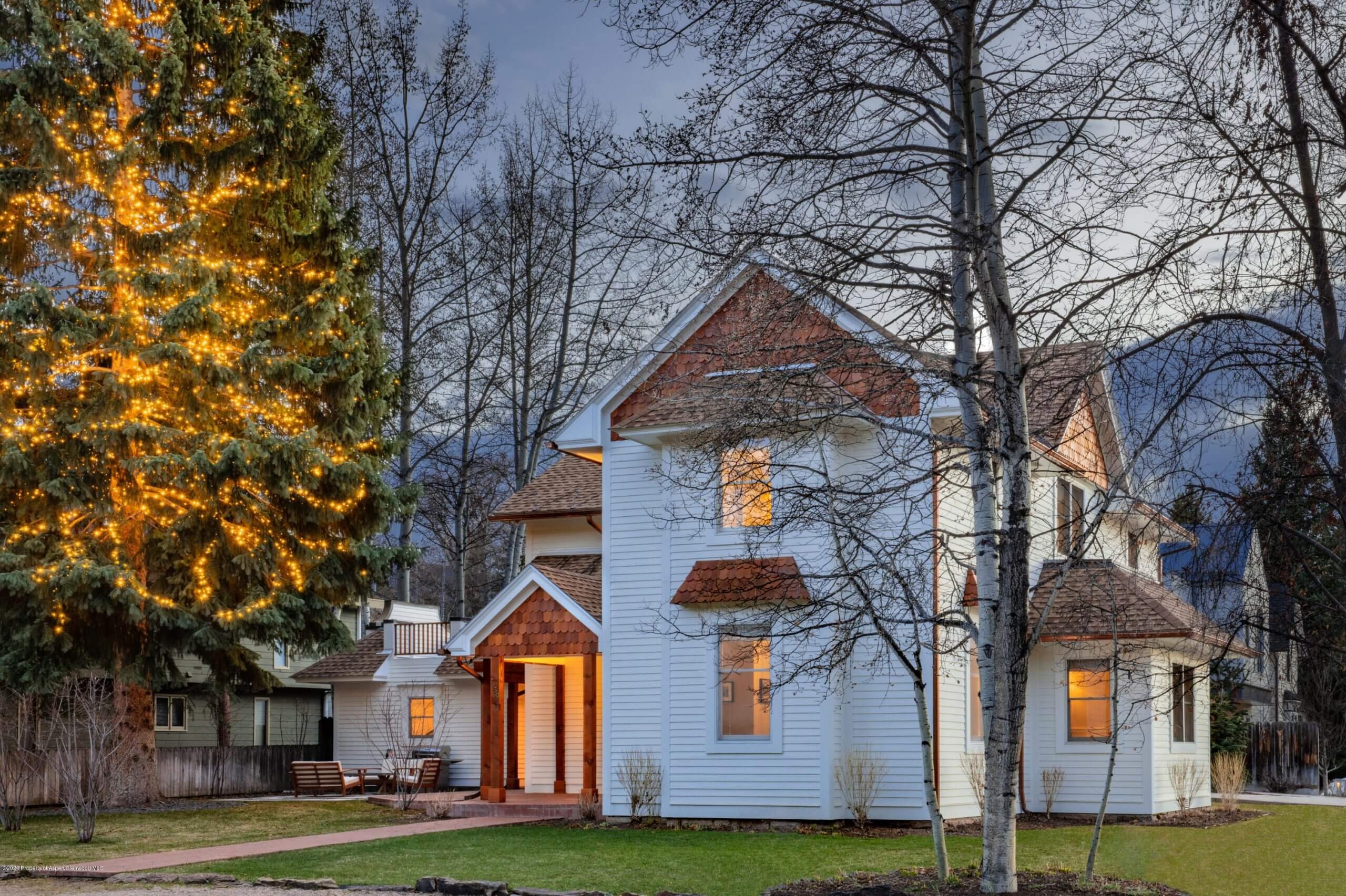 Victorian-Style Contemporized West End Home at 639 N Fourth St Closes at $12.4M/$3,251 SF Furn Image