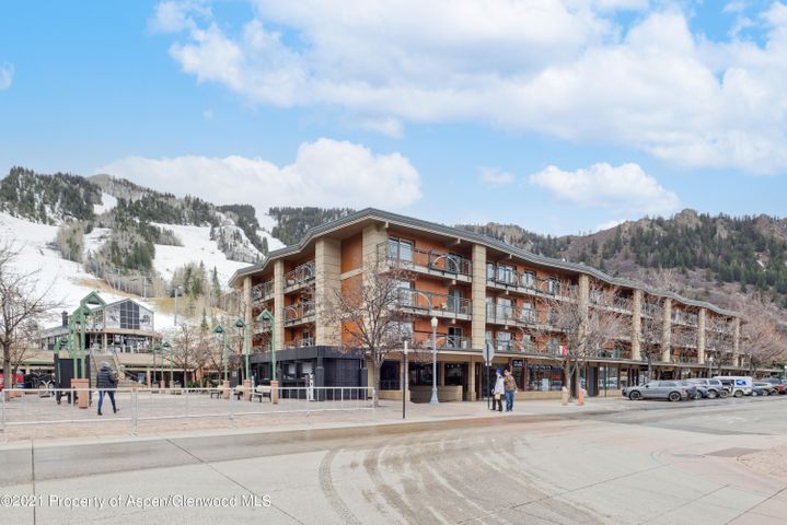 North of Nell Condo Closes at $4.7M/$3,846 SF Furn Image