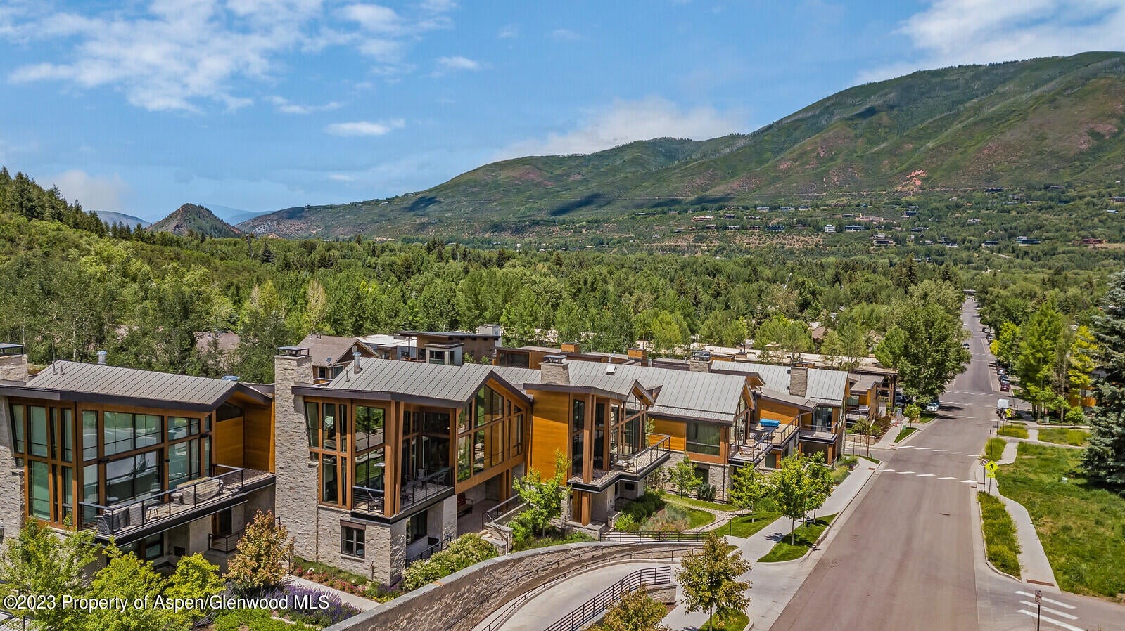 Lift 1A Area OneAspen Townhome at 717 S Aspen St #B Sells for $21.25M/$4,043 SF Furn Image