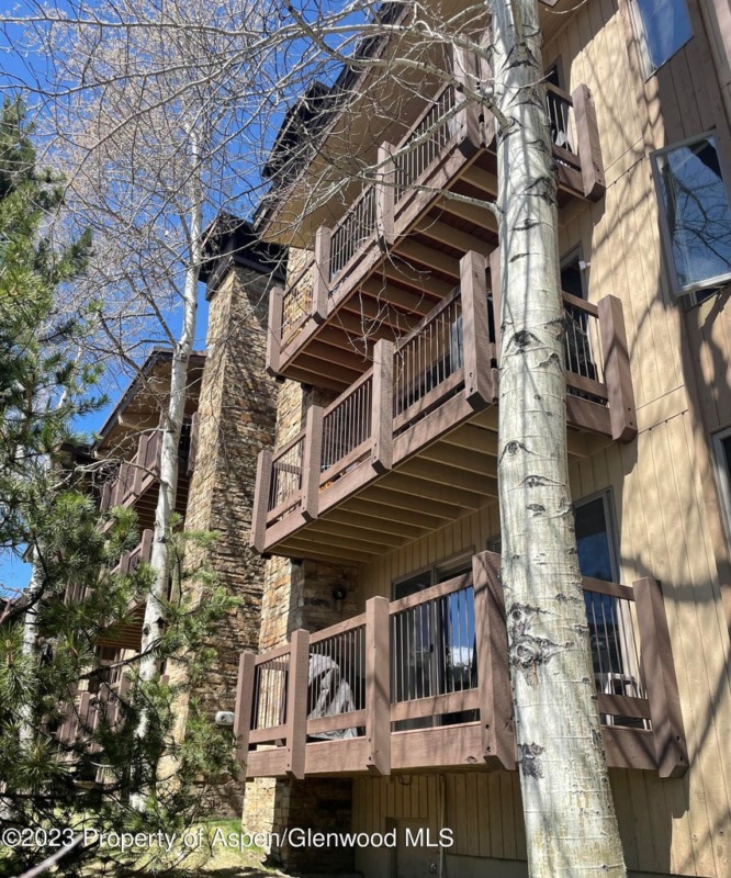 Snowmass Village Woodbridge 2Bd/2Ba Condo Sells for 1.2M/1,333 SF