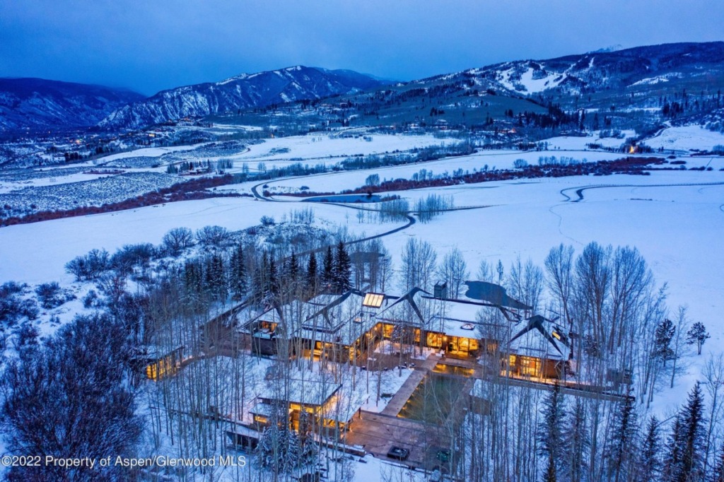 600 Owl Creek on 61 Acres Closes at $77M/$6,084 SF Furn Image