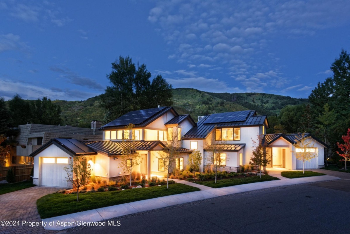 Riverfront Half Duplex at 1096 Waters Ave Sells for $13.5M/$5,402 SF Part Furn Image