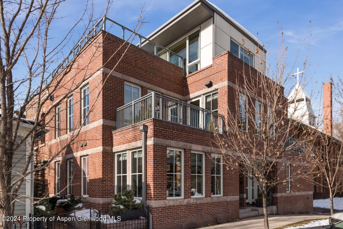 Downtown Connor Cabins Townhome at 119 S Hunter St #534A Sells for $31.95M/$6,905 SF Furn Image