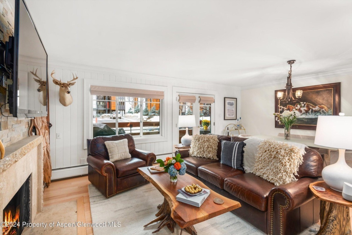 Fasching Haus 3 Bdrm/3 Ba Condo Sells at $4.95M/$3,286 SF Furn Image