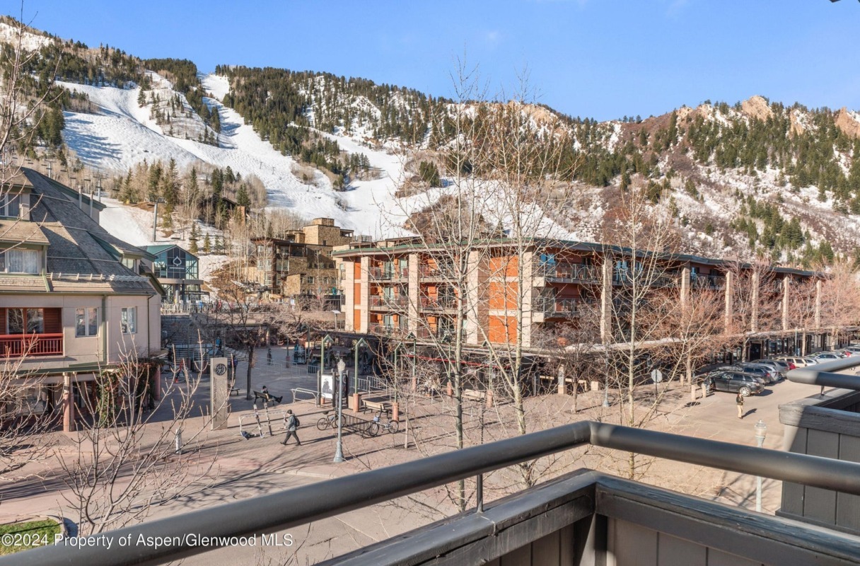 Top Floor Aspen Square 2-Bdrm Condo Opposite Gondola Plaza Sells For $4.3M/$5,205 SF Furn Image