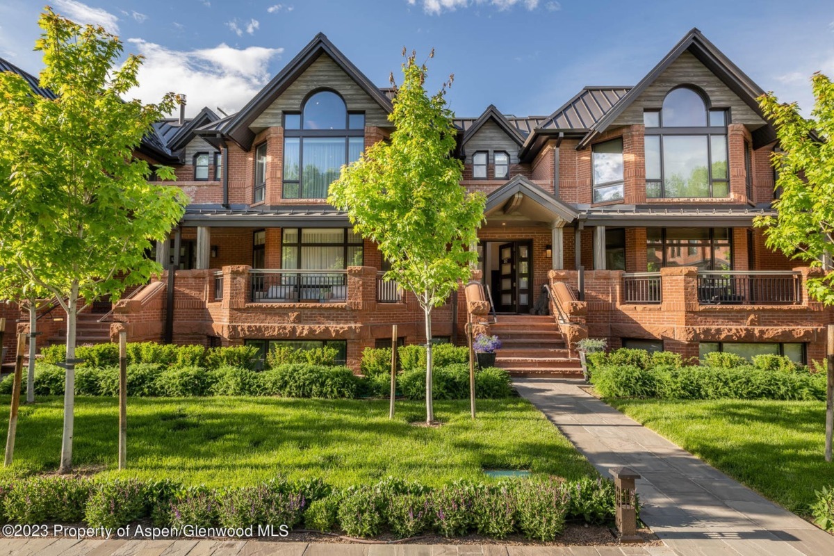 RIVER PARK TOWNHOME AT 132 N SPRING SELS FOR $23.5M/$4,350 SF FURN Image