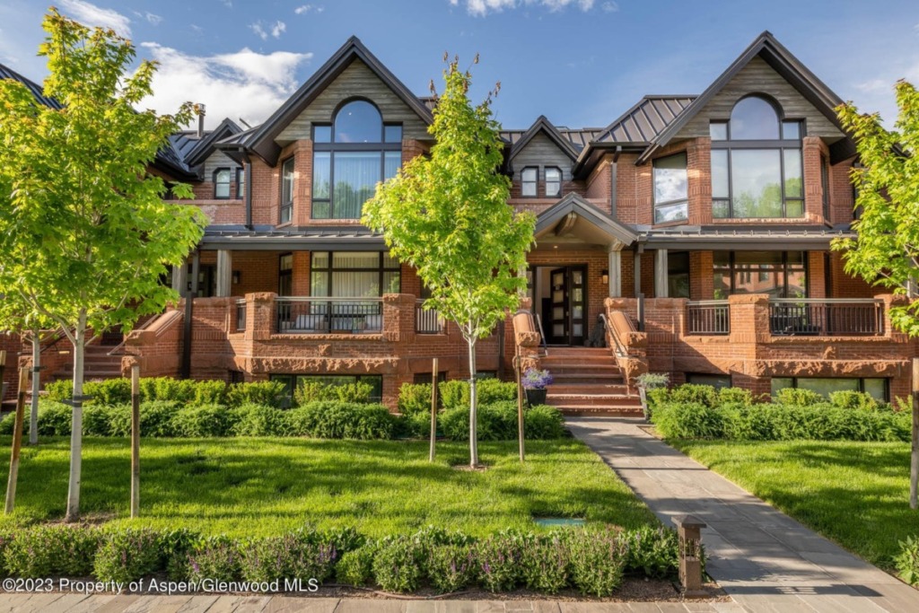 RIVER PARK TOWNHOME AT 132 N SPRING SELS FOR $23.5M/$4,350 SF FURN Image