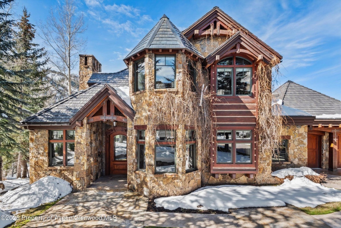 1225 Riverside Dr Sells for $18.55M/$3,781 SF Furn Image