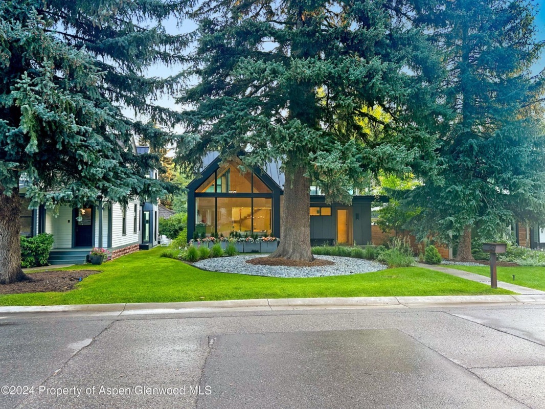 2018 Built 526 W Hallam Sells for $18.8M/$4,362 SF Furn Image