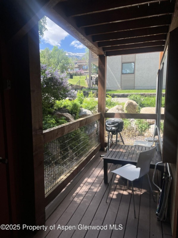 1 Bdrm Willows Condo in Snowmass Village Sells for $699K/$1,563 SF Furn Image