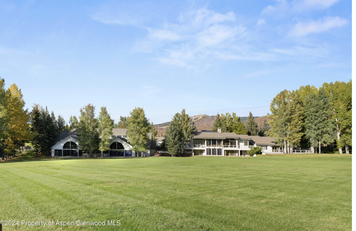 Boogie Weinglass’ Merry Go Ranch at 1650 McLain Flats Rd with 21 Acres Sells for $42M/$1,572 SF Furn Image