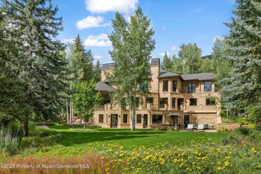 64 Pitkin Way Off Willoughby Way Sells for $30.22M/$3,682 SF Part Furn Image