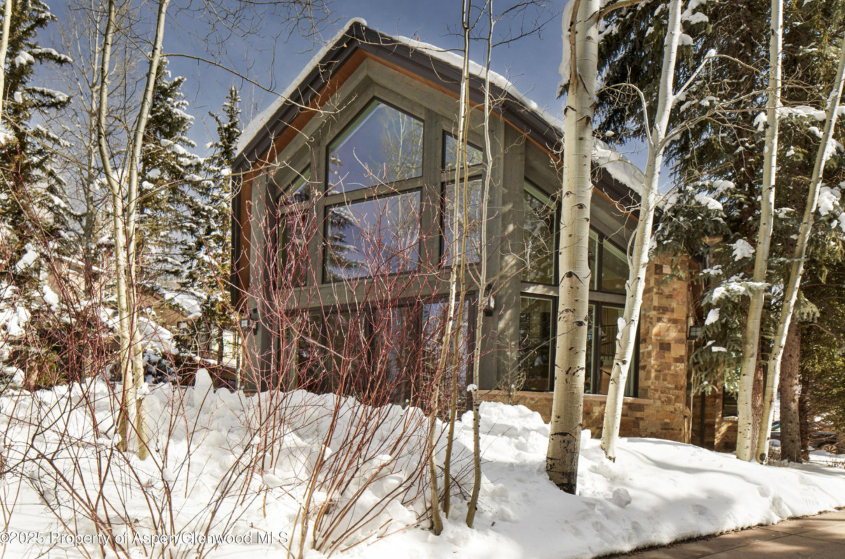 10 Ute Place Sells to Neighbor for $31M/$4,255 SF Furn Image