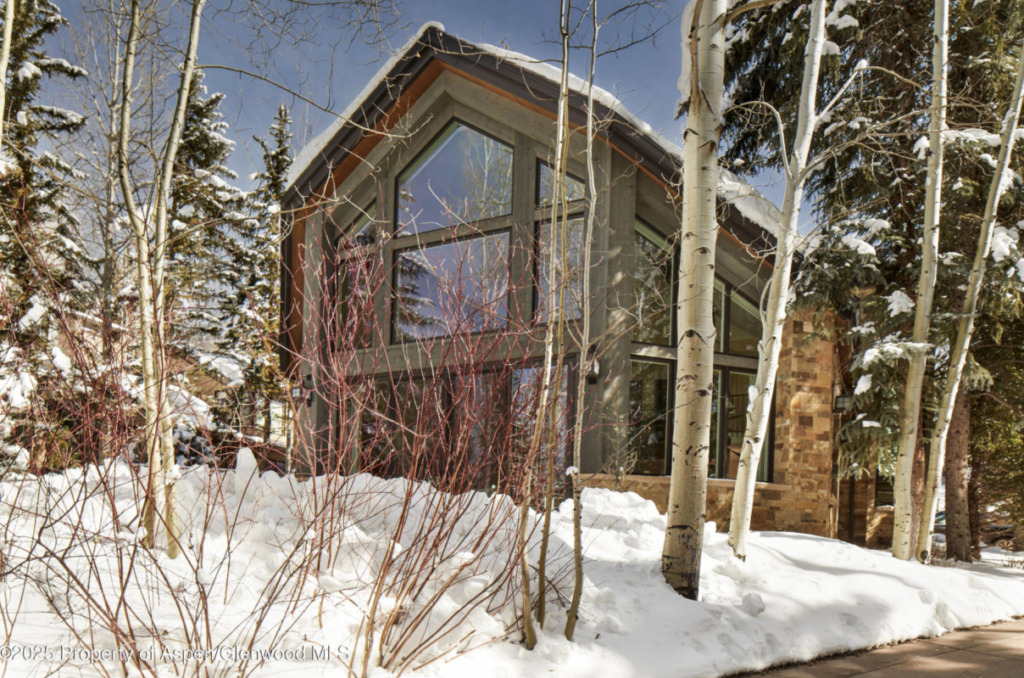 10 Ute Place Sells to Neighbor for $31M/$4,255 SF Furn Image