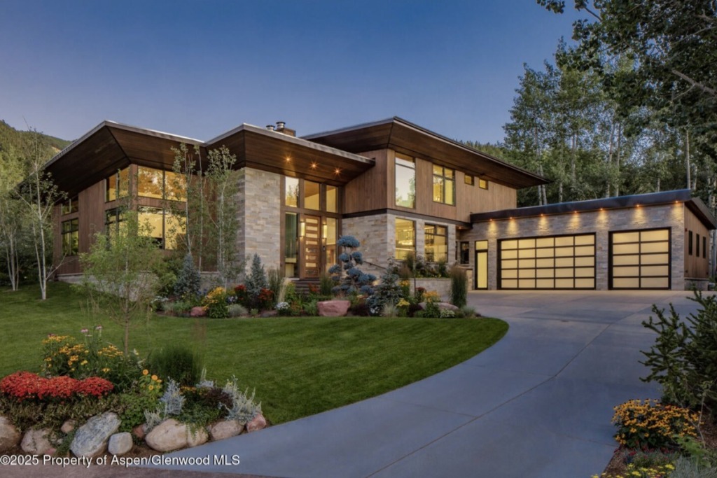 130 Primrose Path in Meadowood Sells for $22.5M/$3,138 SF Part Furn Image