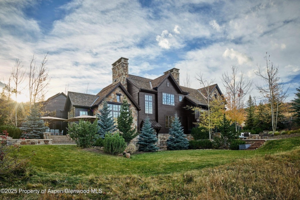 864 Moore Drive in Five Trees Sells for $30M/$2,826 SF Furn Image